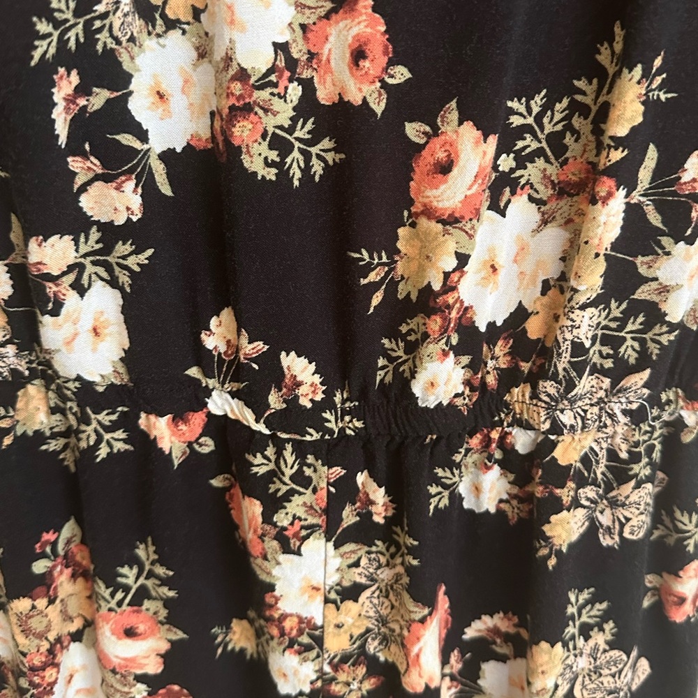 Deep V Floral Romper - Picture 8 of 8